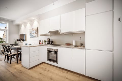 3 bedrooms Apartment (1st floor) | Private kitchen | Full-size fridge, oven, stovetop, dishwasher