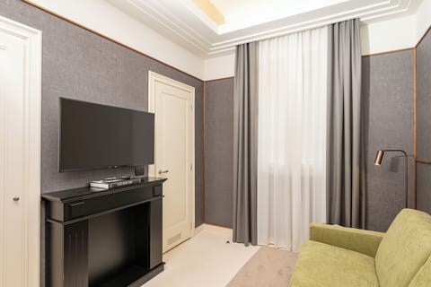 Junior Suite | Living area | 40-cm flat-screen TV with cable channels