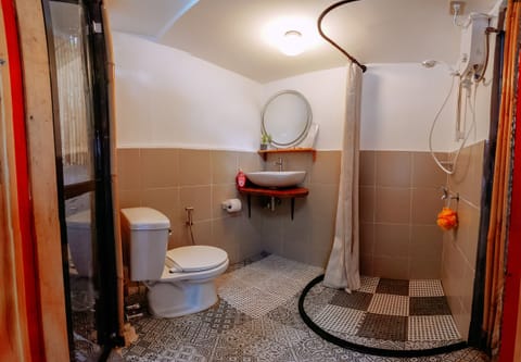 Yurt 6 | Bathroom | Shower, free toiletries, hair dryer, slippers