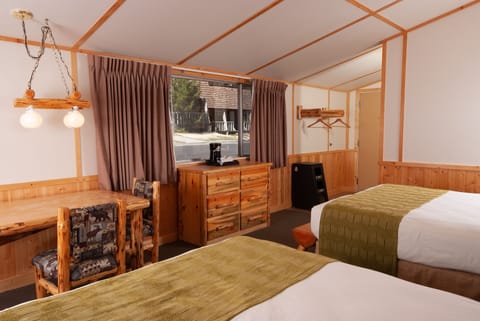 Western Cabin 2 Queen | Desk, free cribs/infant beds, bed sheets