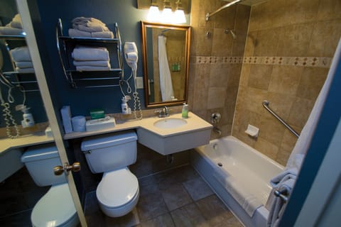 Combined shower/tub, hair dryer, towels