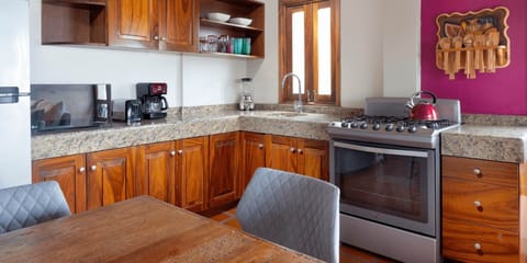 Deluxe Apartment, 1 Bedroom, Kitchen, Bay View | Private kitchen | Full-size fridge, microwave, oven, stovetop