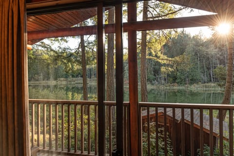 One Bedroom Cabin, King Bed | Lake view