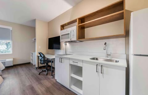 Standard Studio, 1 Queen Bed, Non Smoking, Refrigerator & Microwave | Private kitchen | Fridge, microwave, stovetop