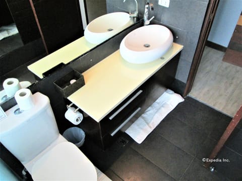 Suite | Bathroom | Shower, hair dryer, towels