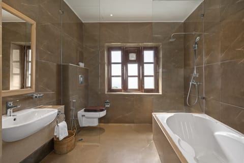 Heritage Suite | Bathroom | Free toiletries, hair dryer, bathrobes, bidet