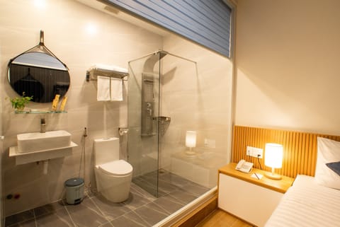 Deluxe Double Room | Bathroom | Slippers