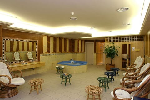 Couples treatment rooms, sauna, manicures and pedicures