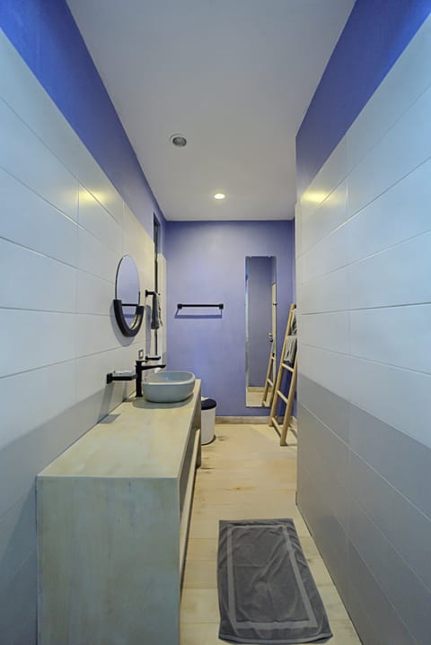 Deluxe Studio Suite | Bathroom | Shower, rainfall showerhead, hair dryer, towels