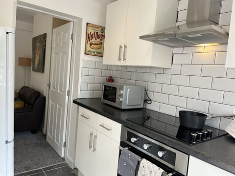 Comfort House, Private Bathroom (Warrington Lane) | Shared kitchen