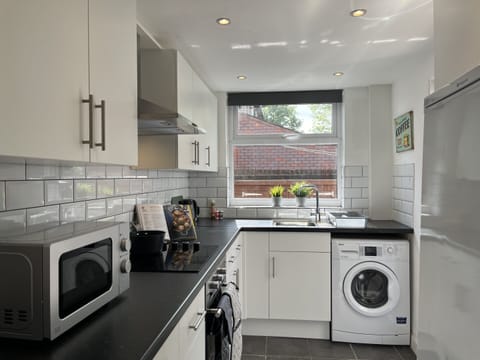 Comfort House, Private Bathroom (Warrington Lane) | Shared kitchen