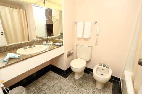 Combined shower/tub, free toiletries, hair dryer, bidet