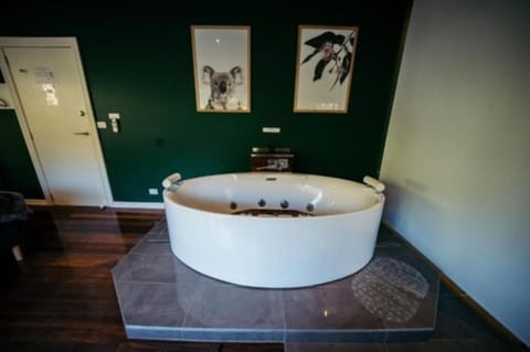 Lilly Pilly Suite - Spa Bath | Bathroom | Free toiletries, hair dryer, towels, soap