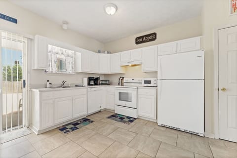 Cottage, 2 Bedrooms | Private kitchen | Fridge, oven, coffee/tea maker, toaster