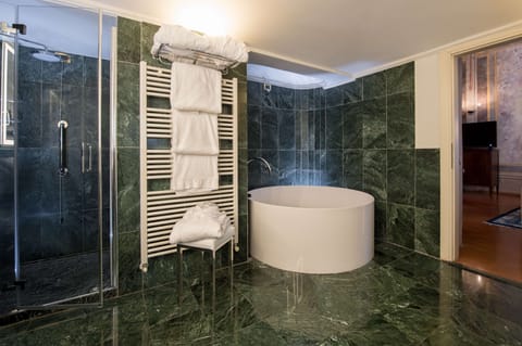 Room, 1 King Bed (Spinola) | Bathroom | Combined shower/tub, free toiletries, hair dryer, bathrobes