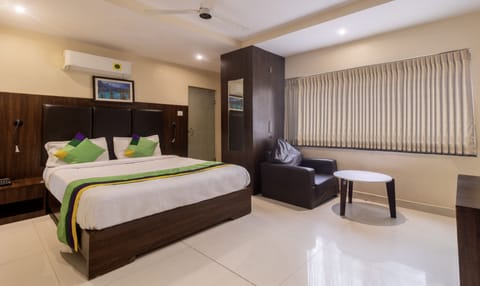 Deluxe Double or Twin Room, Non Smoking | In-room safe, desk, free rollaway beds, bed sheets