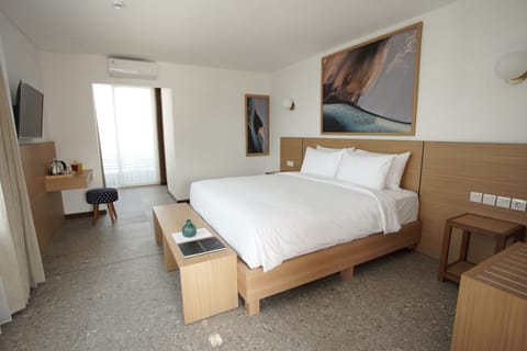 Deluxe Double Room, 1 Queen Bed, Non Smoking, City View | Desk, laptop workspace, free WiFi