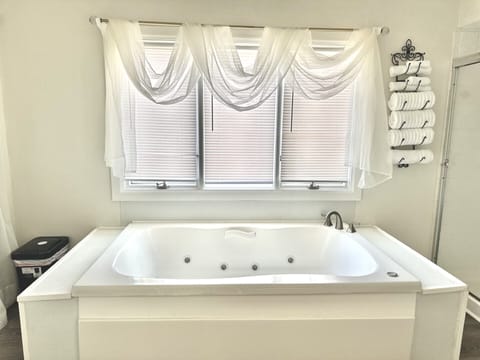 Luxury Double Room, Ensuite (Paris Suite) | Bathroom | Towels