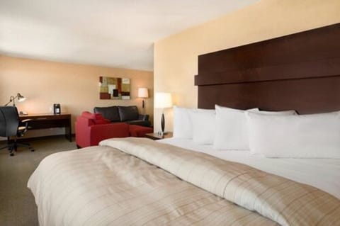 Premier Suite, 1 King Bed | Desk, iron/ironing board, free cribs/infant beds, rollaway beds