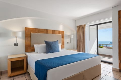  Royal Master Suite Ocean View | In-room safe, desk, free WiFi, bed sheets