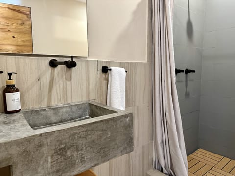 Deluxe Quadruple Room | Bathroom | Shower, towels, soap, shampoo