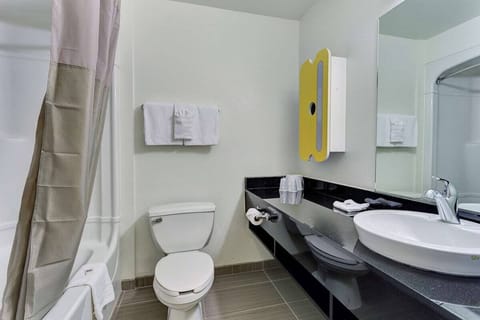 Combined shower/tub, towels