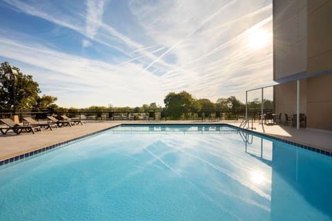 Seasonal outdoor pool, sun loungers