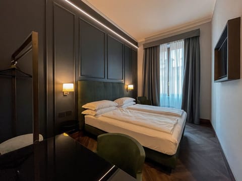 Club Double or Twin Room | Minibar, in-room safe, desk, free WiFi