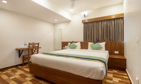 Economy Double Room, Non Smoking | In-room safe, desk, iron/ironing board, rollaway beds