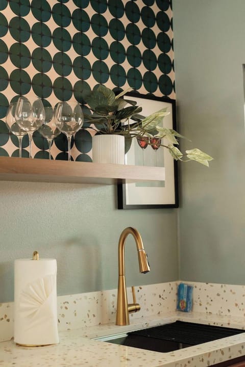 Full-size fridge, microwave, oven, stovetop