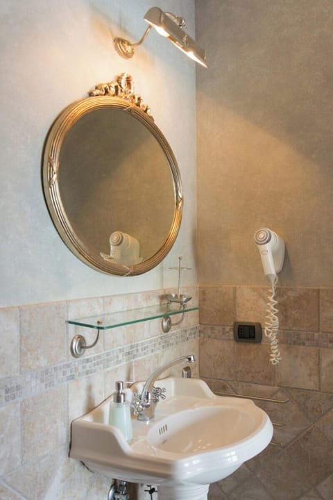 Classic Double or Twin Room | Bathroom | Shower, rainfall showerhead, hair dryer, bidet