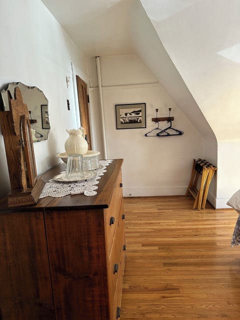 Helen - Deluxe Queen Room w/ Private Bath | Premium bedding, down comforters, individually decorated