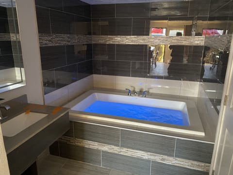 Hot Tub Room | Desk, iron/ironing board, free WiFi, bed sheets