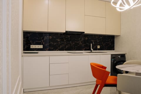 Junior Apartment | Private kitchen | Mini-fridge, microwave, oven, stovetop