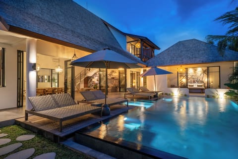 Outdoor pool, pool umbrellas, sun loungers