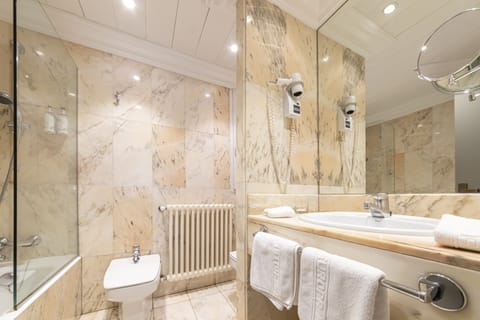 Superior Room | Bathroom | Combined shower/tub, free toiletries, hair dryer, towels