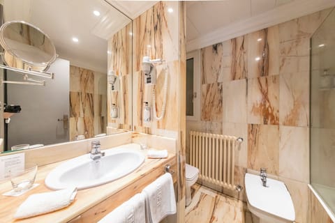 Superior Room | Bathroom | Combined shower/tub, free toiletries, hair dryer, towels