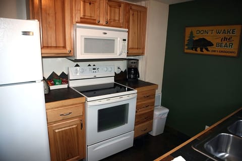 Cabin, 3 Bedrooms | Private kitchen | Fridge, oven, coffee/tea maker, toaster