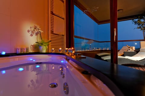 Deluxe Suite | Private spa tub