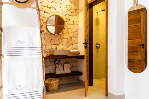 Superior Triple Room | Bathroom | Shower, free toiletries, towels