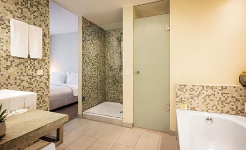 Deluxe Room, 1 King Bed (Kudamm View) | Bathroom | Shower, free toiletries, hair dryer, towels