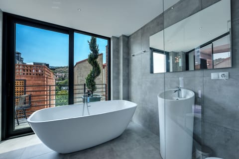 Elite Double Room | Bathroom shower