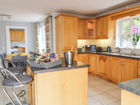 Dishwasher, electric kettle, toaster, cookware/dishes/utensils