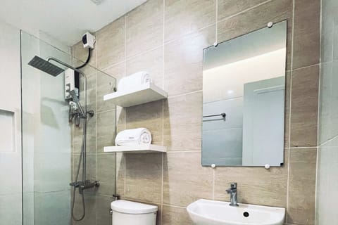 Standard Fan Room | Bathroom | Shower, rainfall showerhead, towels, soap