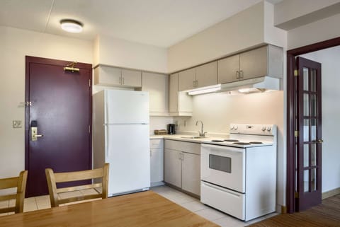 Room, 2 Bedrooms, Non Smoking (Efficiency, 2 Queens, 1 King, 2nd Fl) | Private kitchen | Fridge, microwave, coffee/tea maker