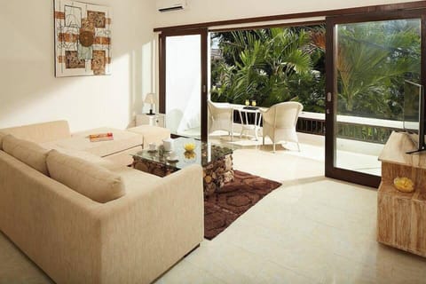 Romantic Villa | Living area | Flat-screen TV