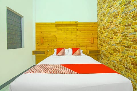 Deluxe Double Room | Laptop workspace, bed sheets