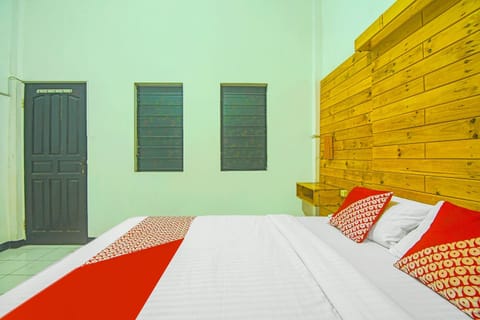 Deluxe Double Room | Laptop workspace, bed sheets