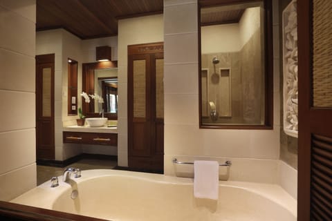 Deluxe Bungalow | Bathroom | Separate tub and shower, rainfall showerhead, free toiletries