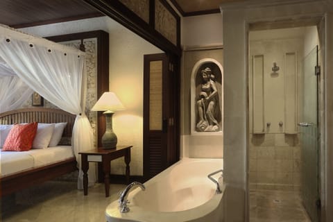 Royal Room | Bathroom | Separate tub and shower, rainfall showerhead, free toiletries